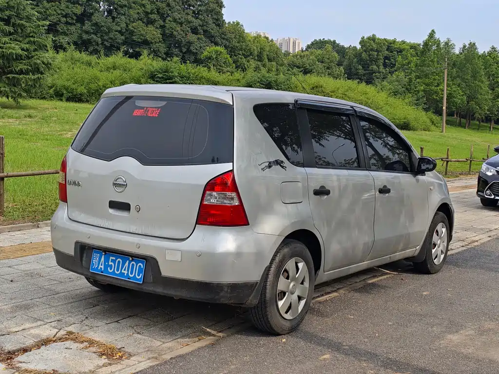 Livina 1.6 L Auto