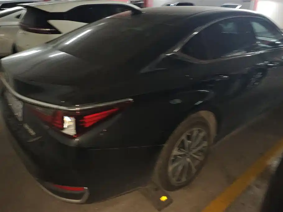 Lexus ES 200 Outstanding