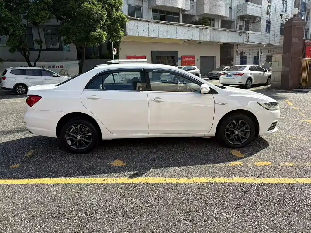 Qin 1.5 L Auto Luxury