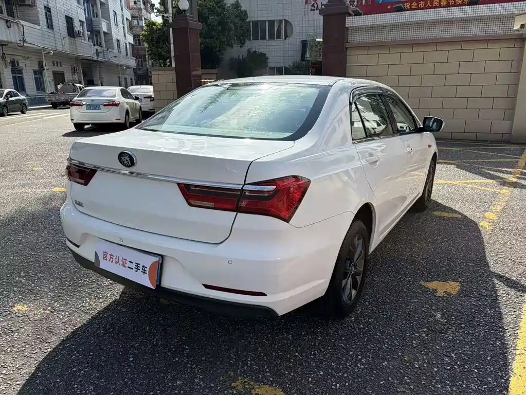 Qin 1.5 L Auto Luxury