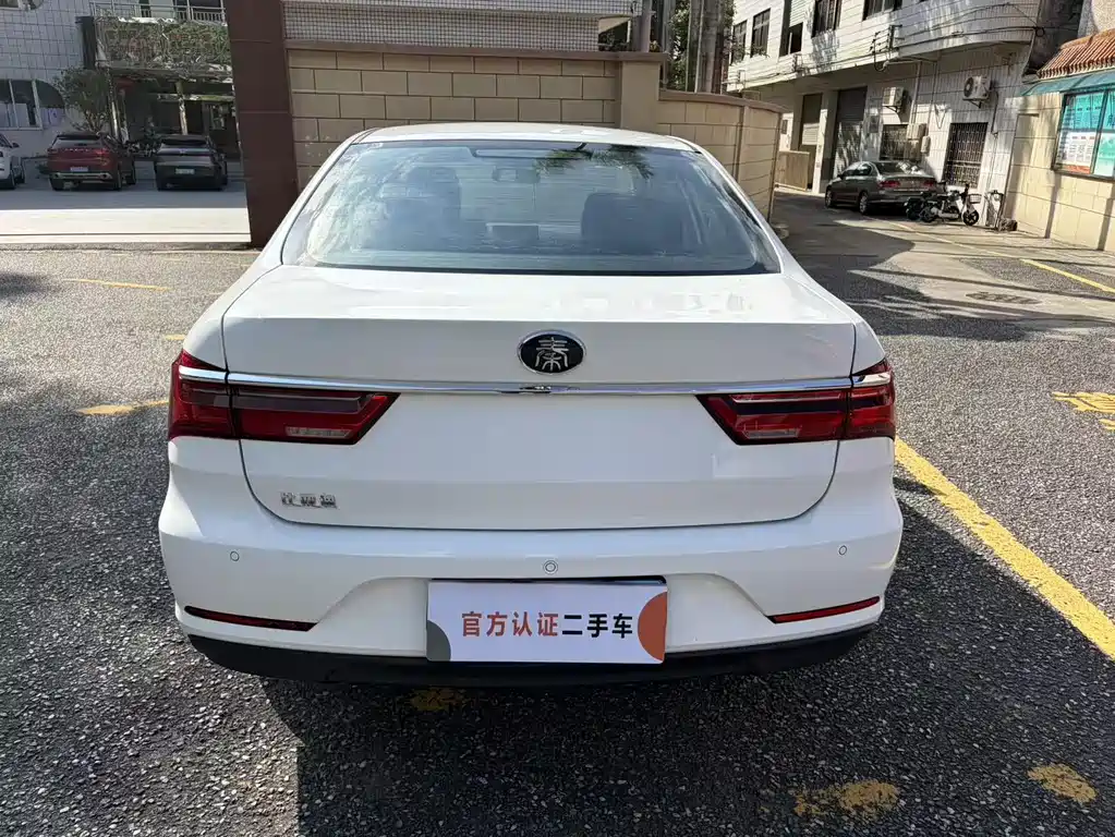 Qin 1.5 L Auto Luxury