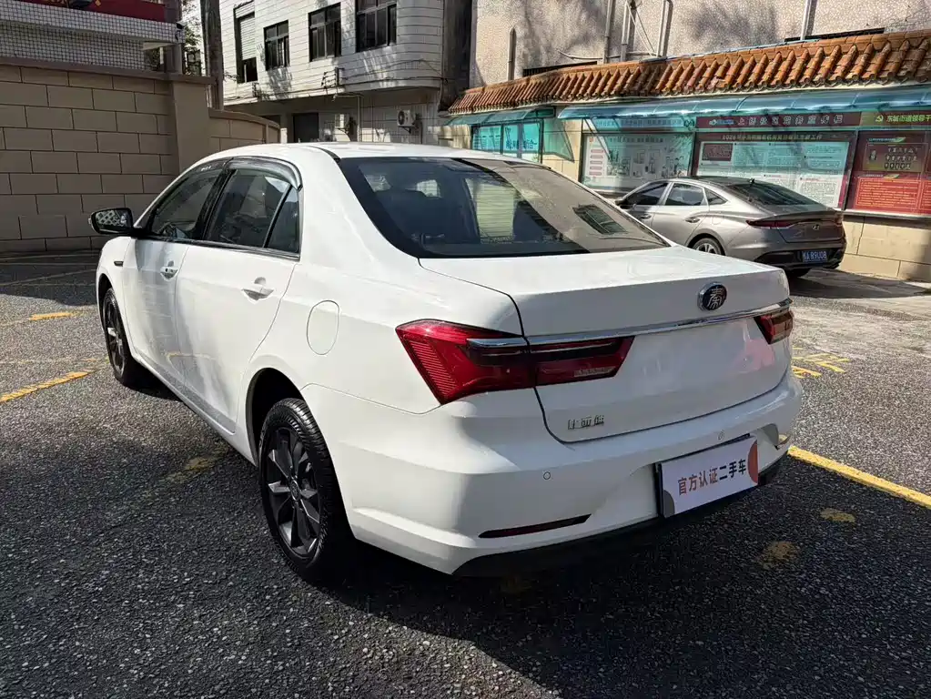 Qin 1.5 L Auto Luxury