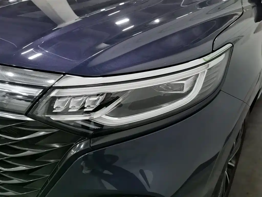 Roewe iMAX8 400 TGI Supreme Series Honored