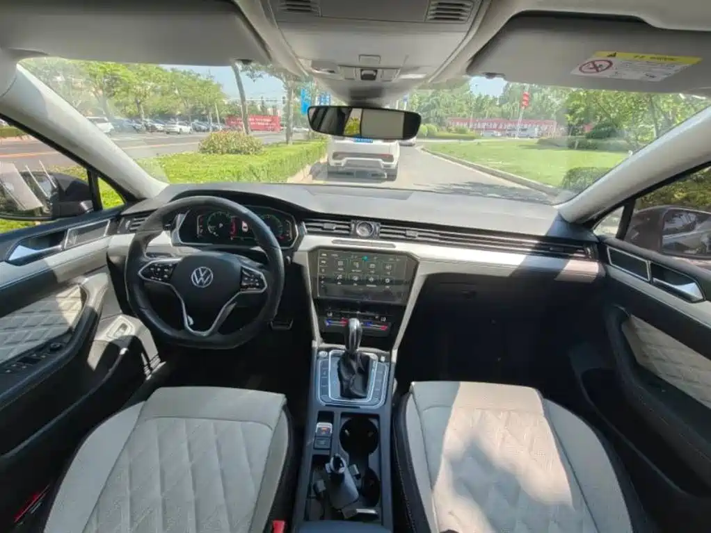 Magotan 200 10 K Commemorative 330 TSI DSG Leading