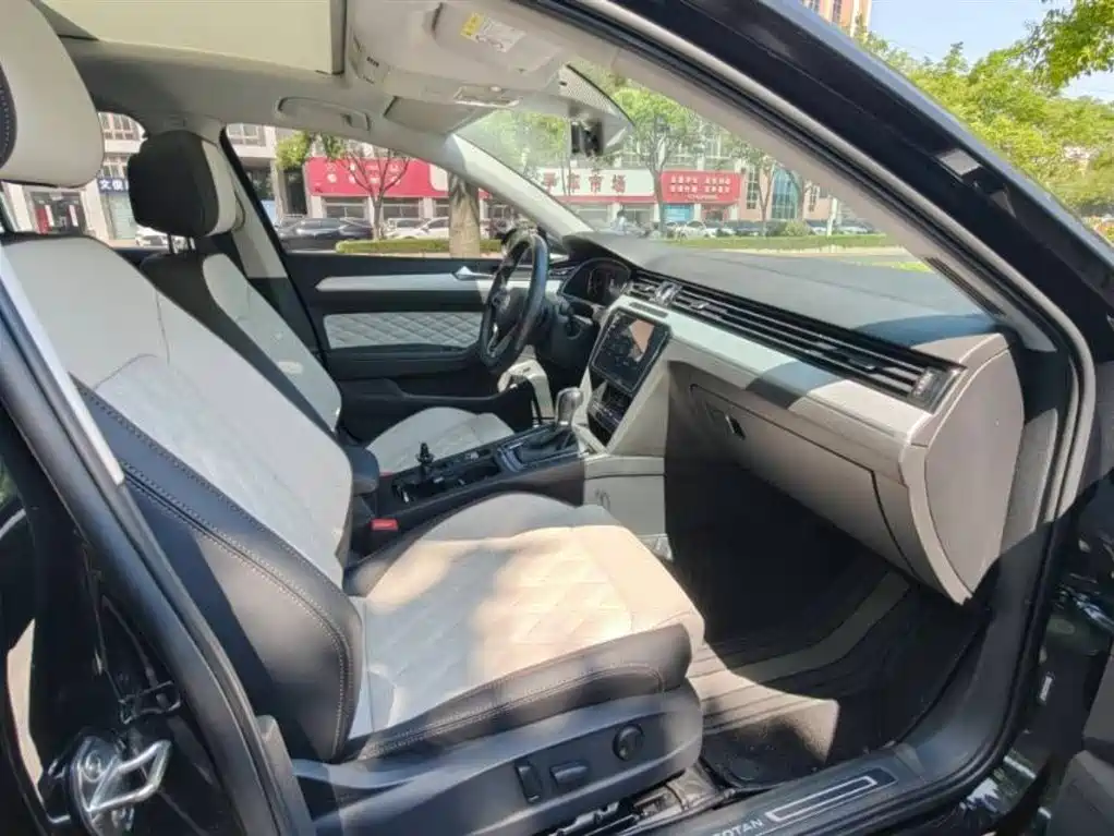 Magotan 200 10 K Commemorative 330 TSI DSG Leading