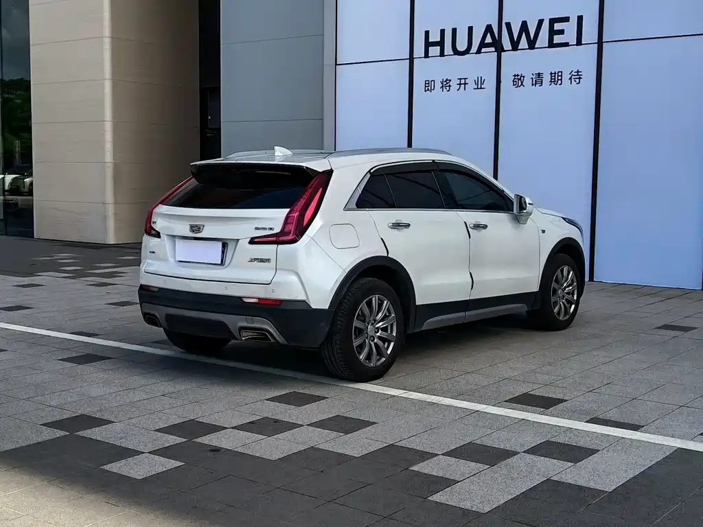 Cadillac XT4 28 T 4 WD Leading