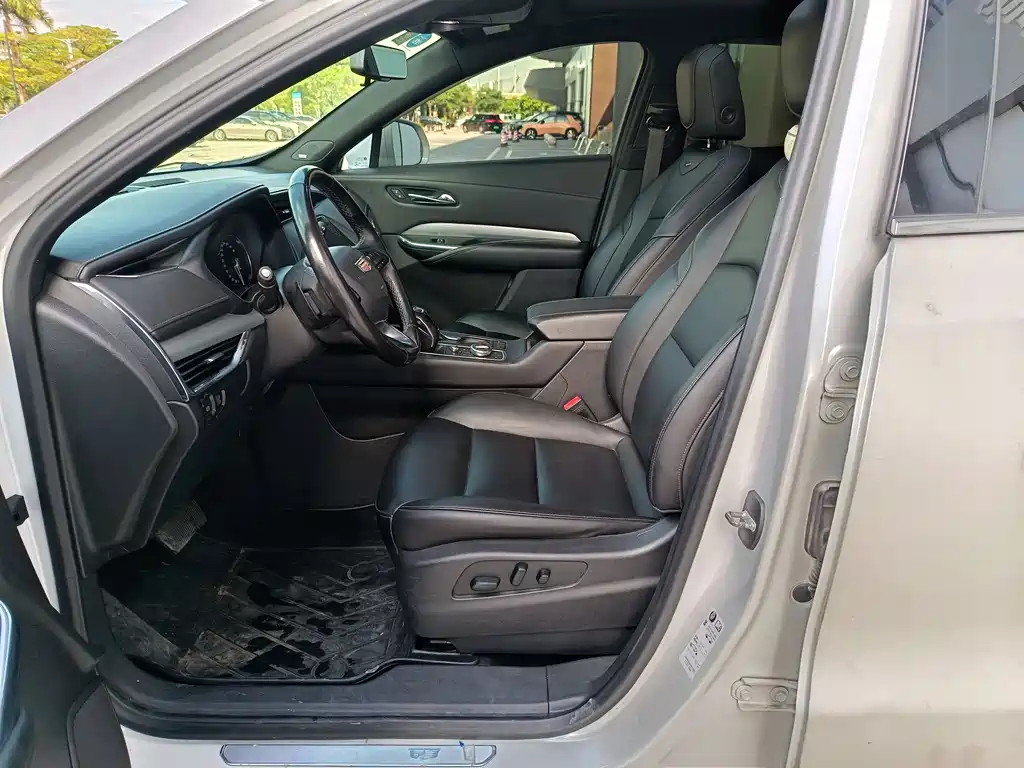 Cadillac XT4 28 T 4 WD Leading