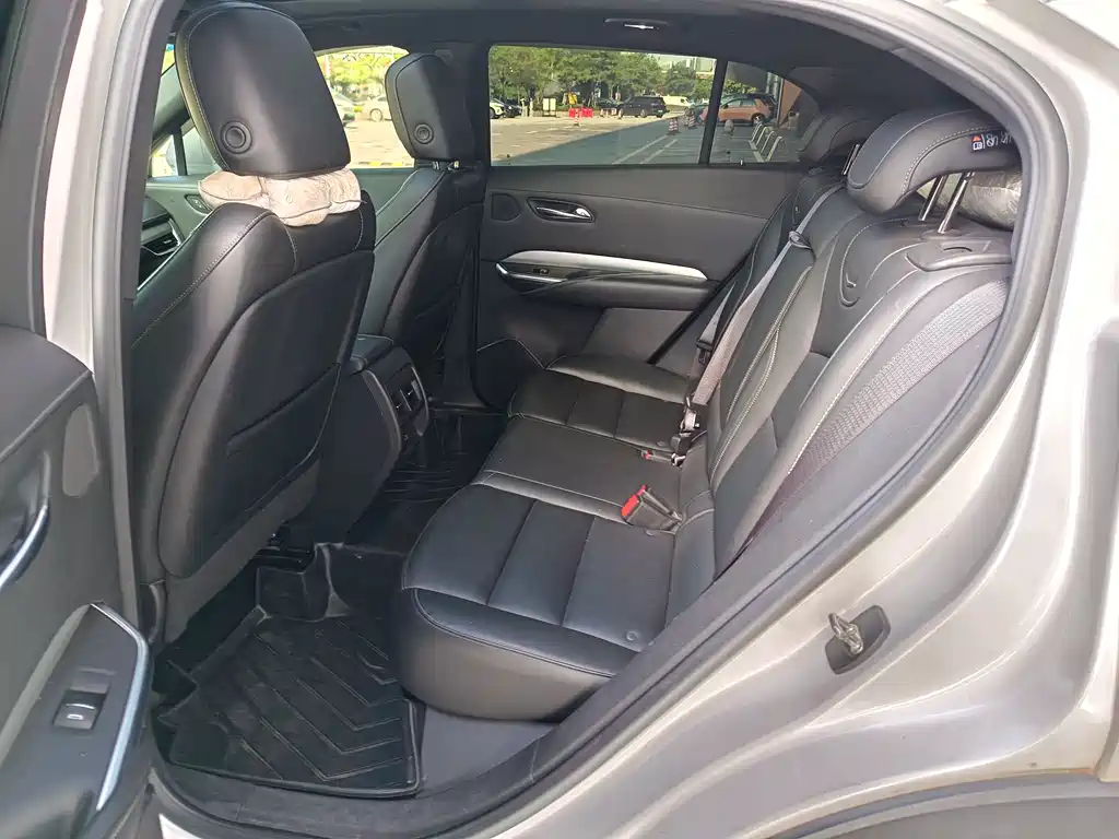 Cadillac XT4 28 T 4 WD Leading