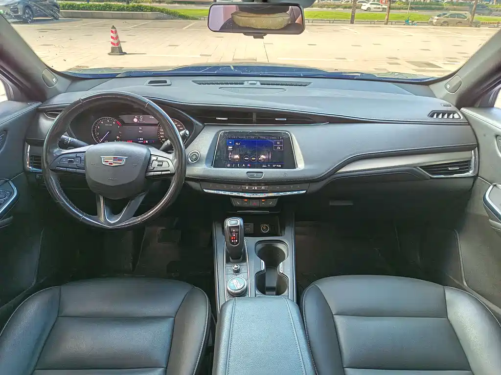 Cadillac XT4 28 T 4 WD Leading