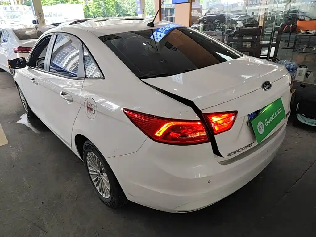 Escort 1.5 L Auto Comfort