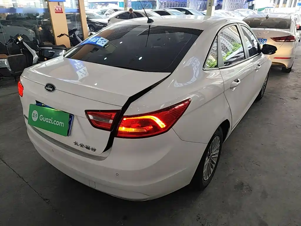 Escort 1.5 L Auto Comfort