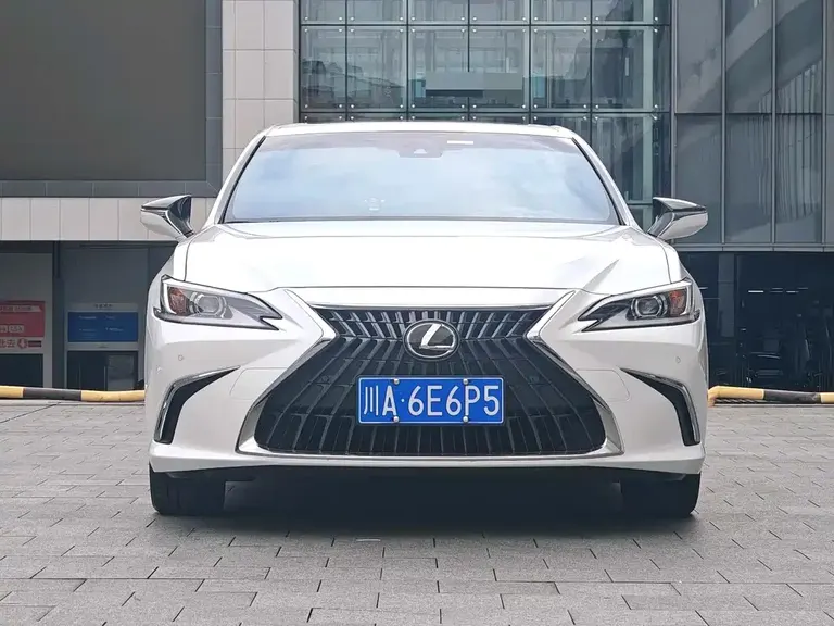 Lexus ES 200 Outstanding