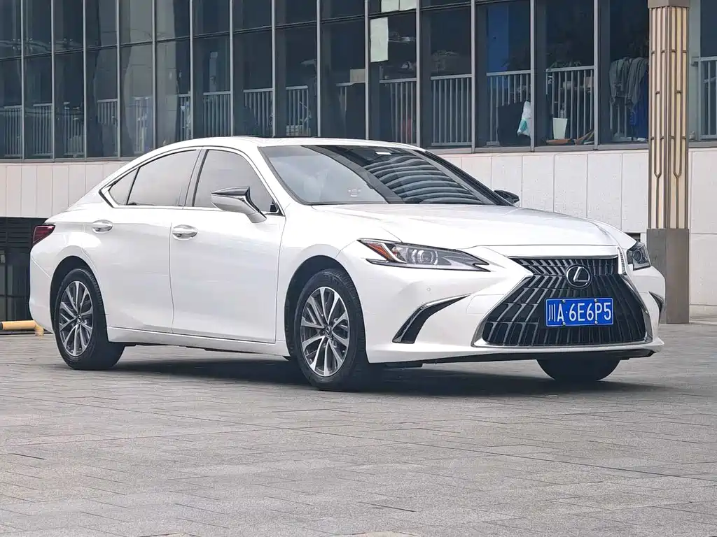 Lexus ES 200 Outstanding