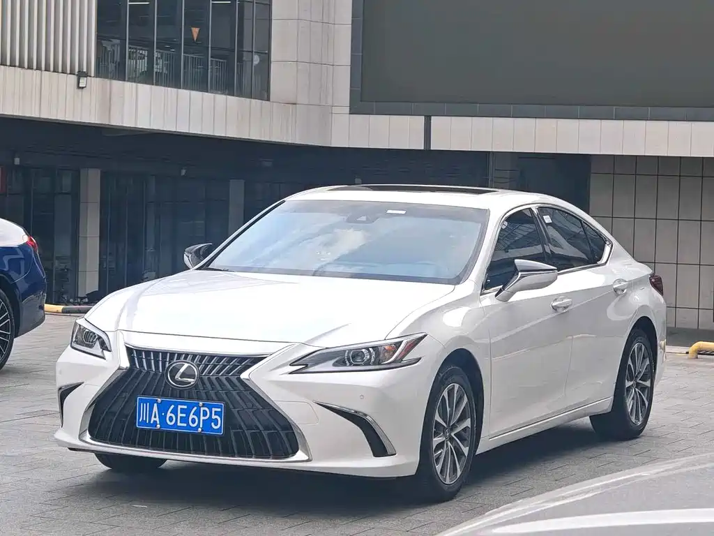 Lexus ES 200 Outstanding