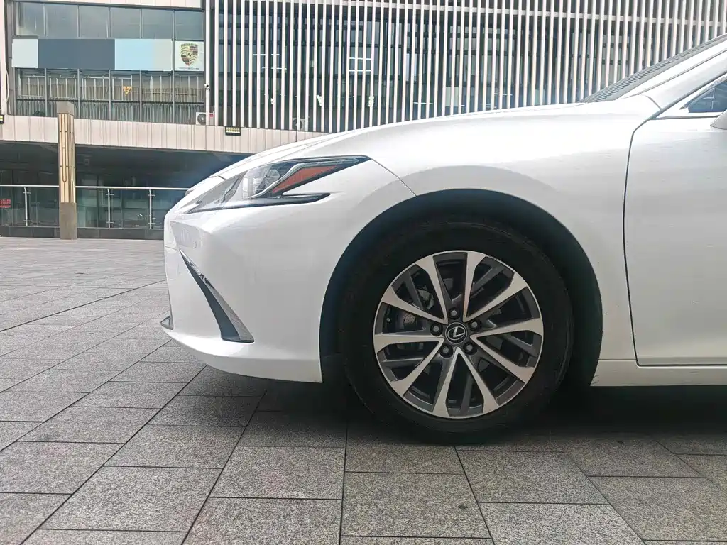 Lexus ES 200 Outstanding