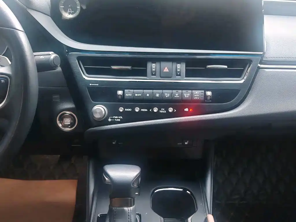 Lexus ES 200 Outstanding