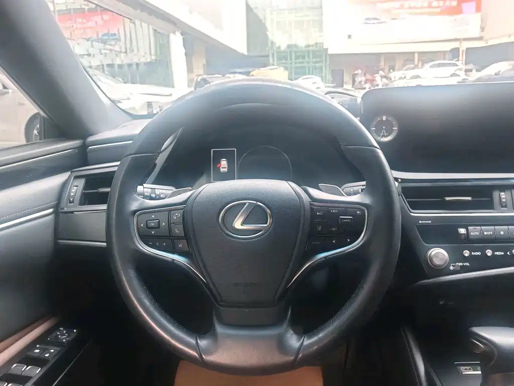 Lexus ES 200 Outstanding