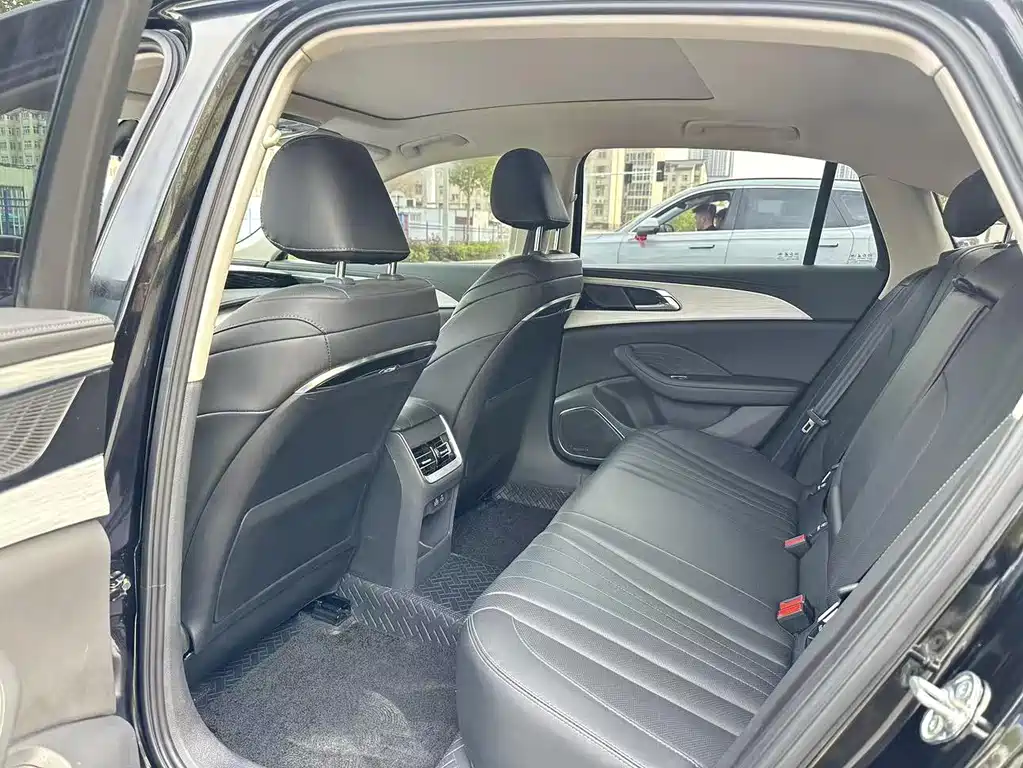 Hongqi H5 1.5 T DCT Flagship Charm