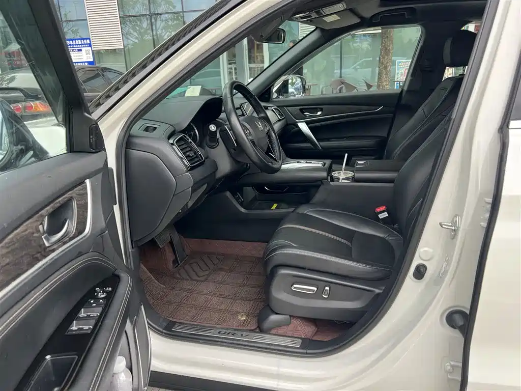 Honda UR-V 370 TURBO 2 WD Graceful