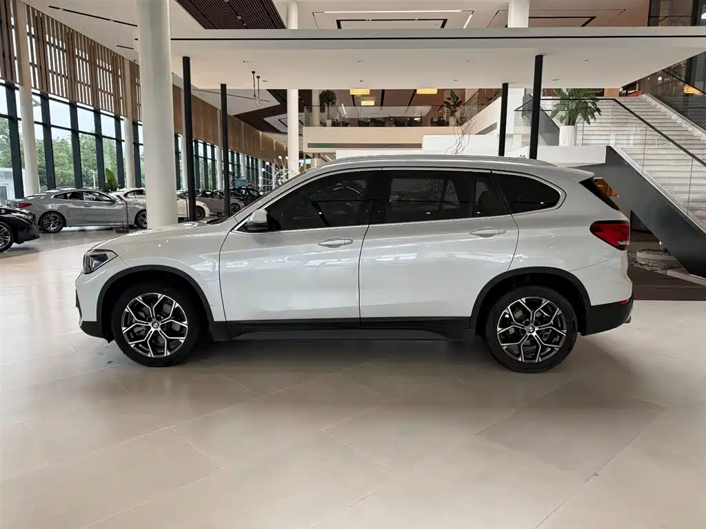 BMW X1 sDrive25 Li Leading