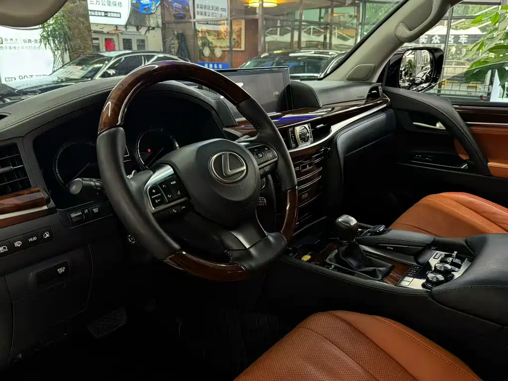 Lexus LX 570 Distinguished Luxury