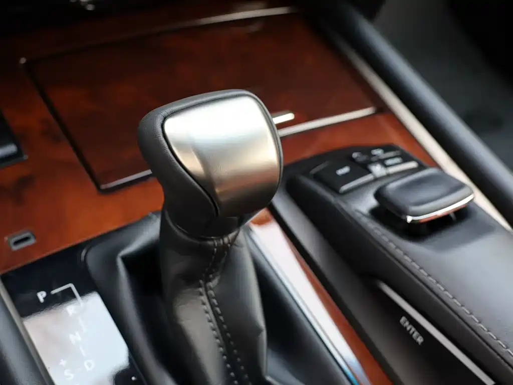 Lexus LX 570 Distinguished Luxury