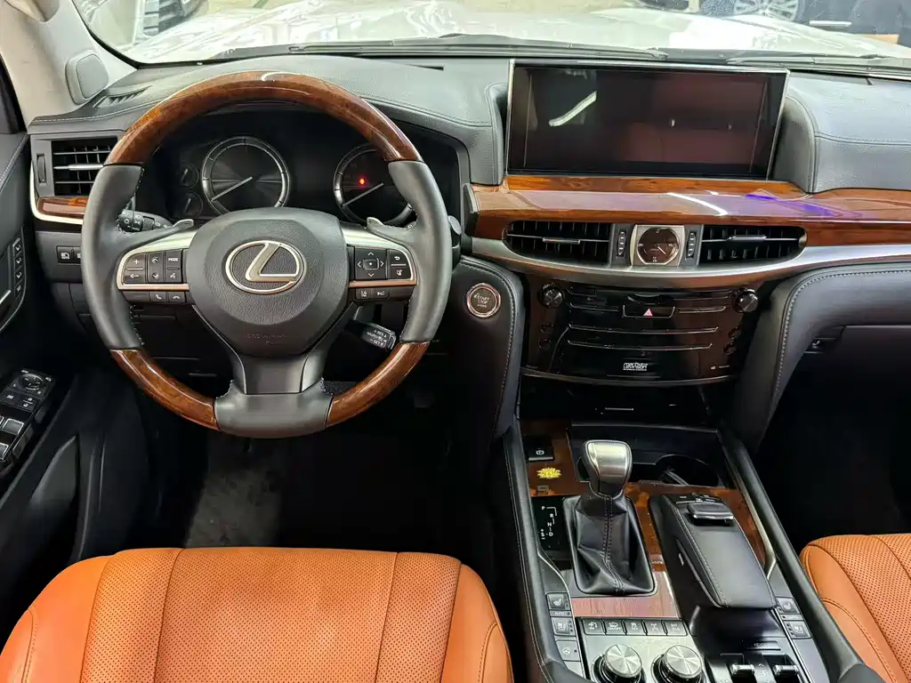 Lexus LX 570 Distinguished Luxury