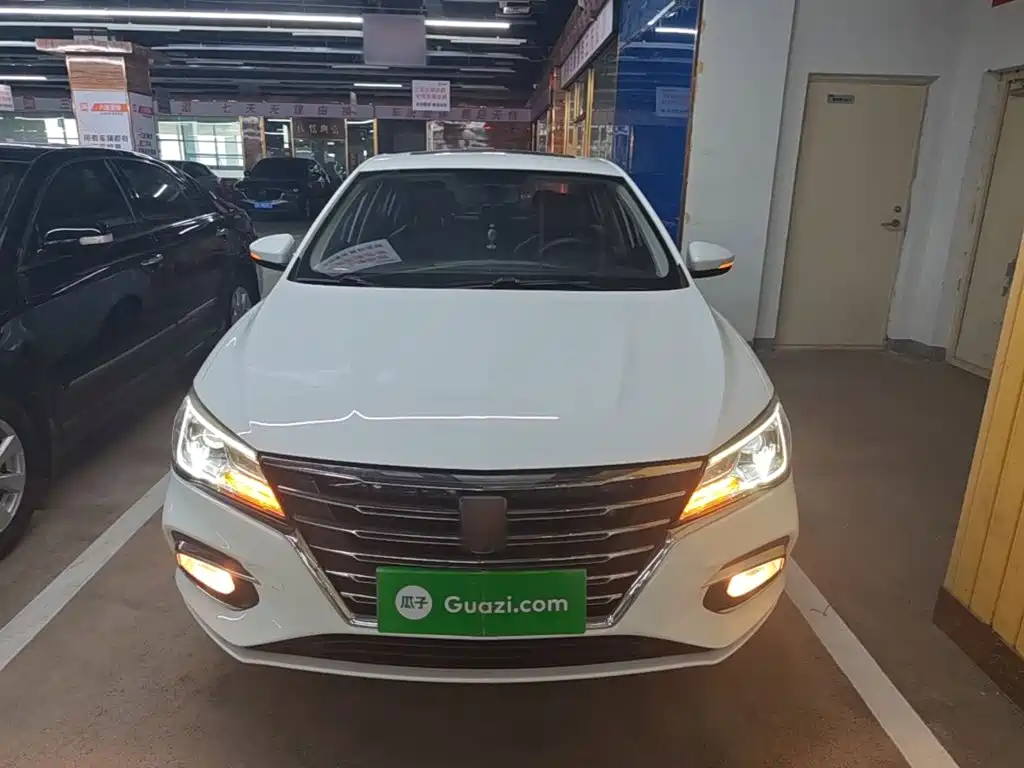 Roewe i5 1.5 L Manual 4 G Connected Leading Luxury Flagship