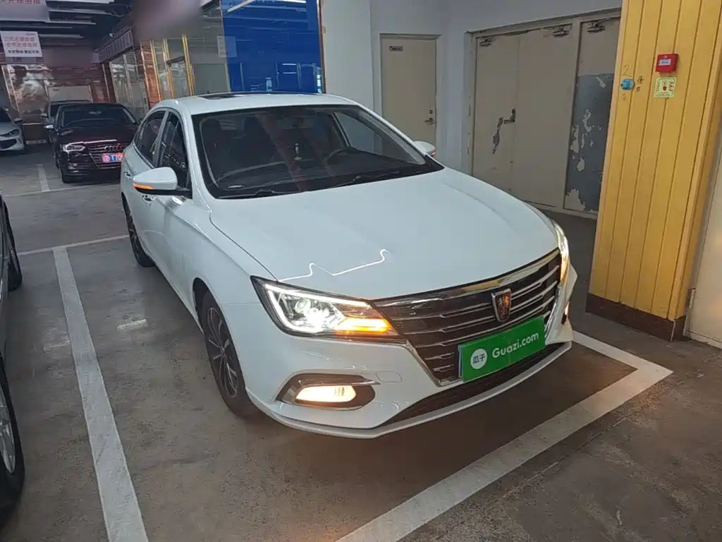 Roewe i5 1.5 L Manual 4 G Connected Leading Luxury Flagship