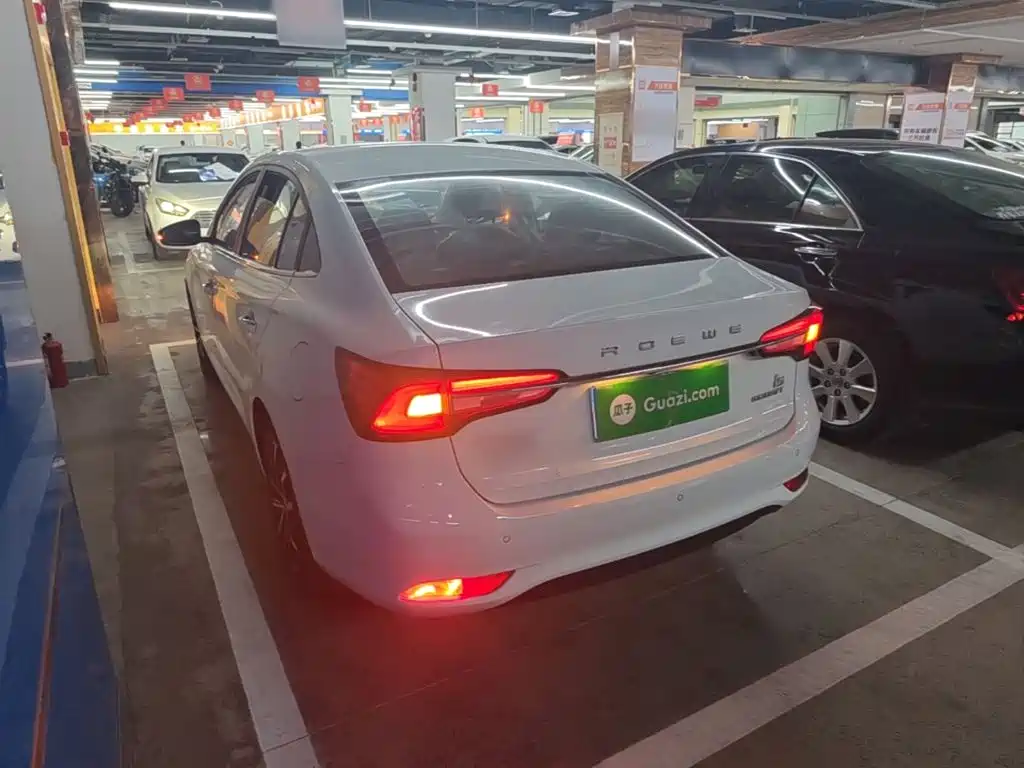 Roewe i5 1.5 L Manual 4 G Connected Leading Luxury Flagship