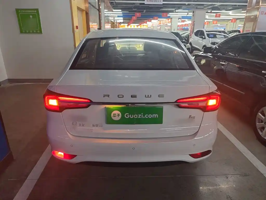 Roewe i5 1.5 L Manual 4 G Connected Leading Luxury Flagship