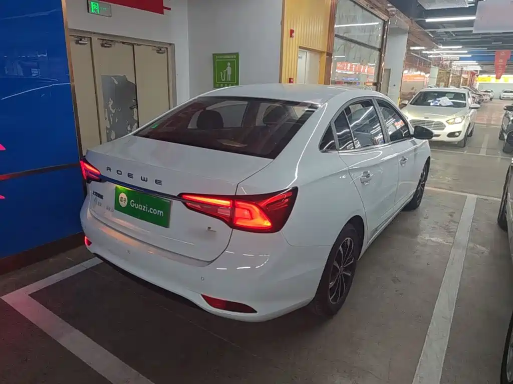 Roewe i5 1.5 L Manual 4 G Connected Leading Luxury Flagship