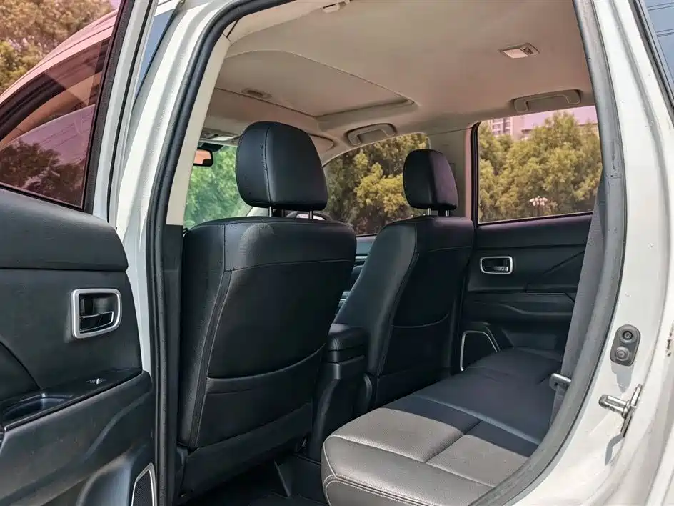 Outlander 2.0 L 2 WD Excellence 7-seat