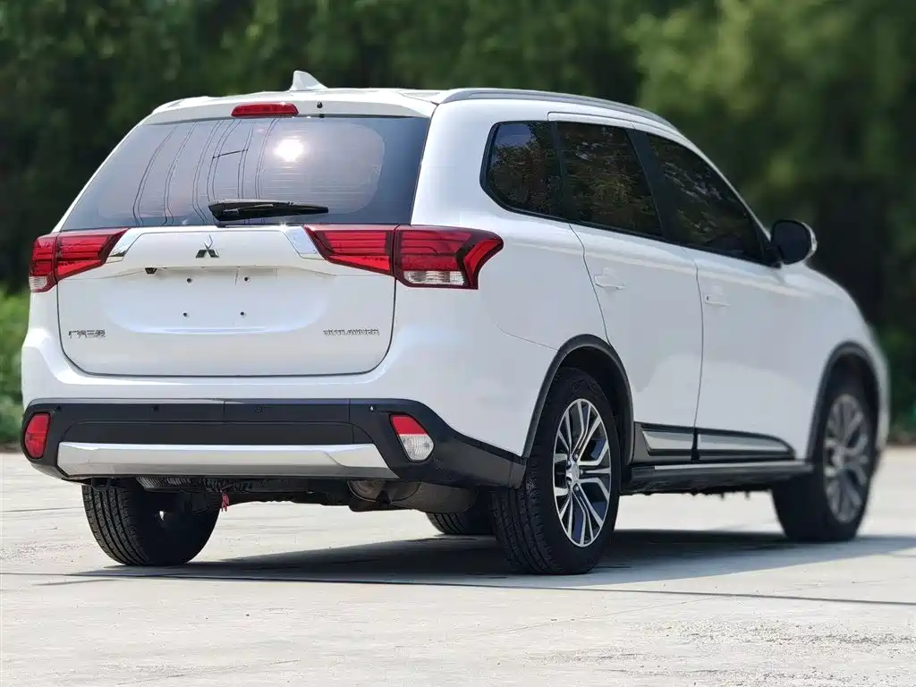 Outlander 2.0 L 2 WD Excellence 7-seat