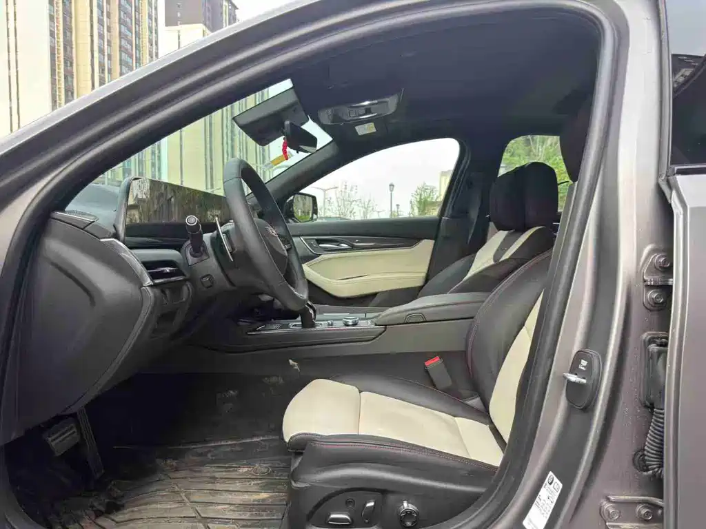 Cadillac CT5 28 T Track Performance + Peak Track Option Package