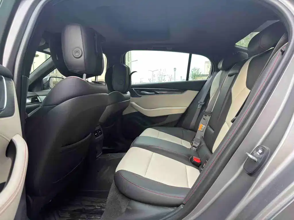 Cadillac CT5 28 T Track Performance + Peak Track Option Package
