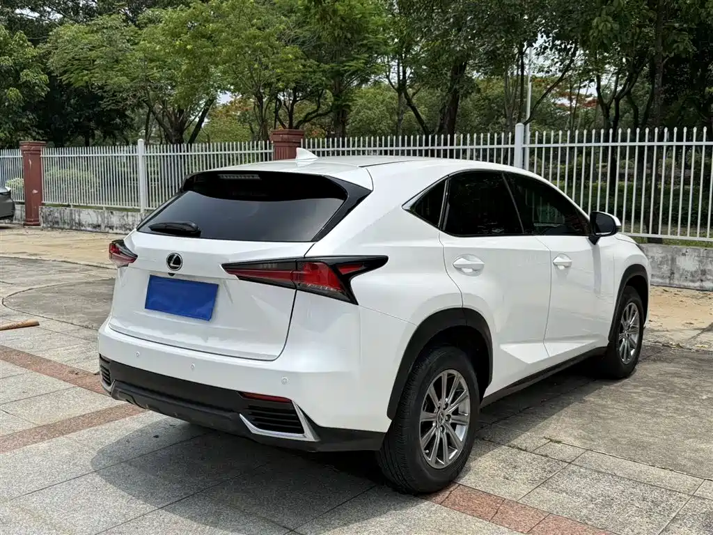 Lexus NX 200 FWD Sharp Travel CN-V