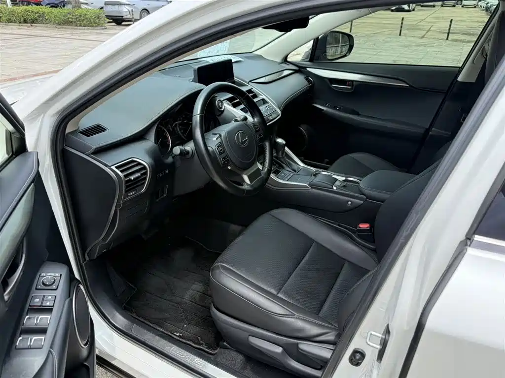 Lexus NX 200 FWD Sharp Travel CN-V