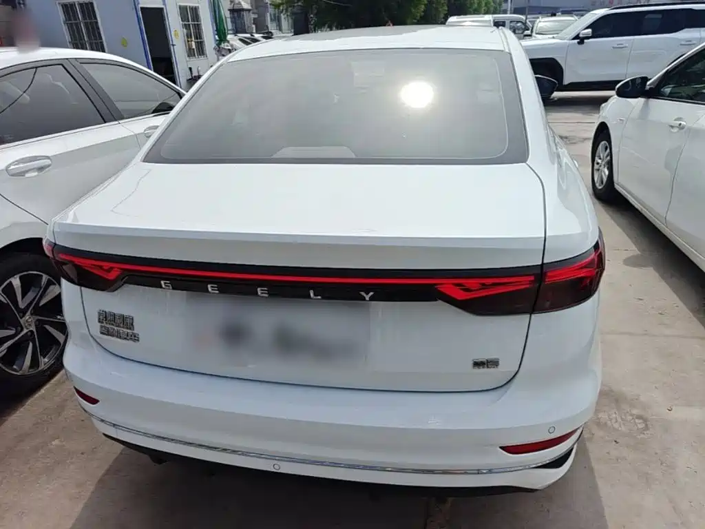 Emgrand 4 th Gen 1.5 L CVT Distinguished