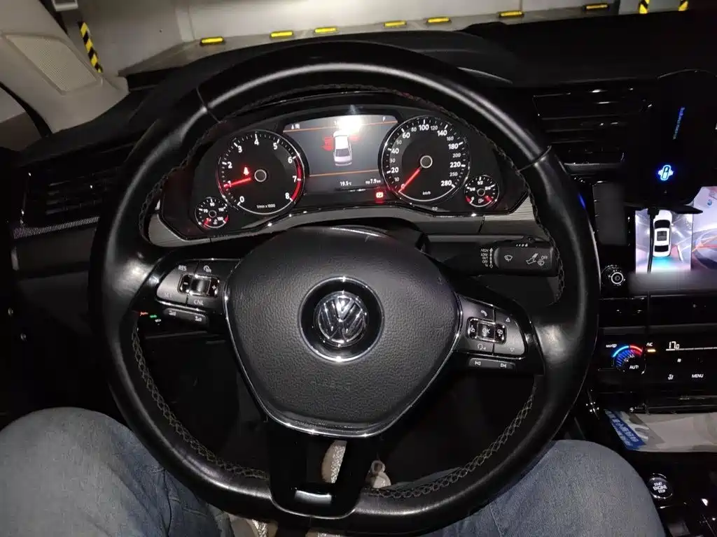 Phideon 380 TSI 2 WD Royal