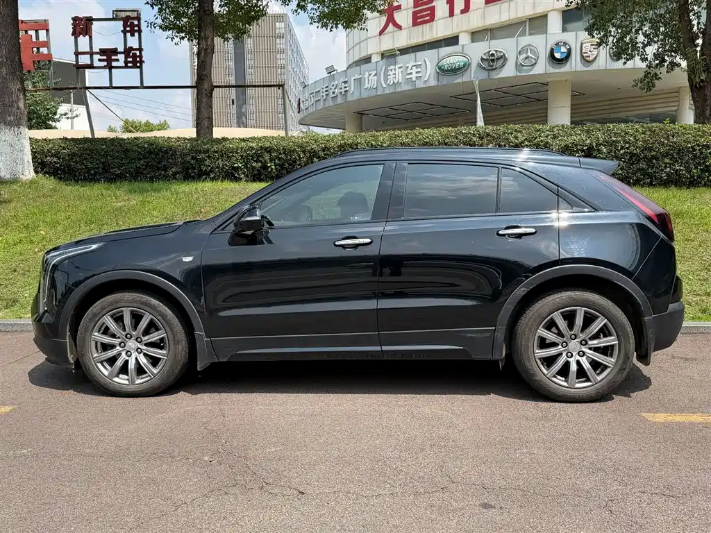 Cadillac XT4 28 T 2 WD Leading