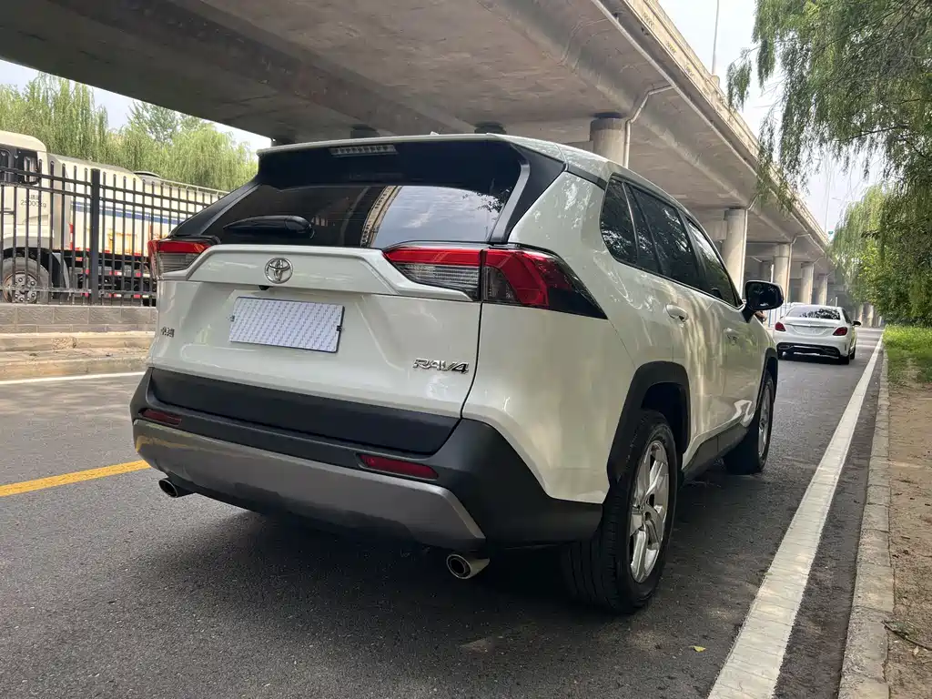 RAV4 2.0 L CVT 2 WD Style PLUS