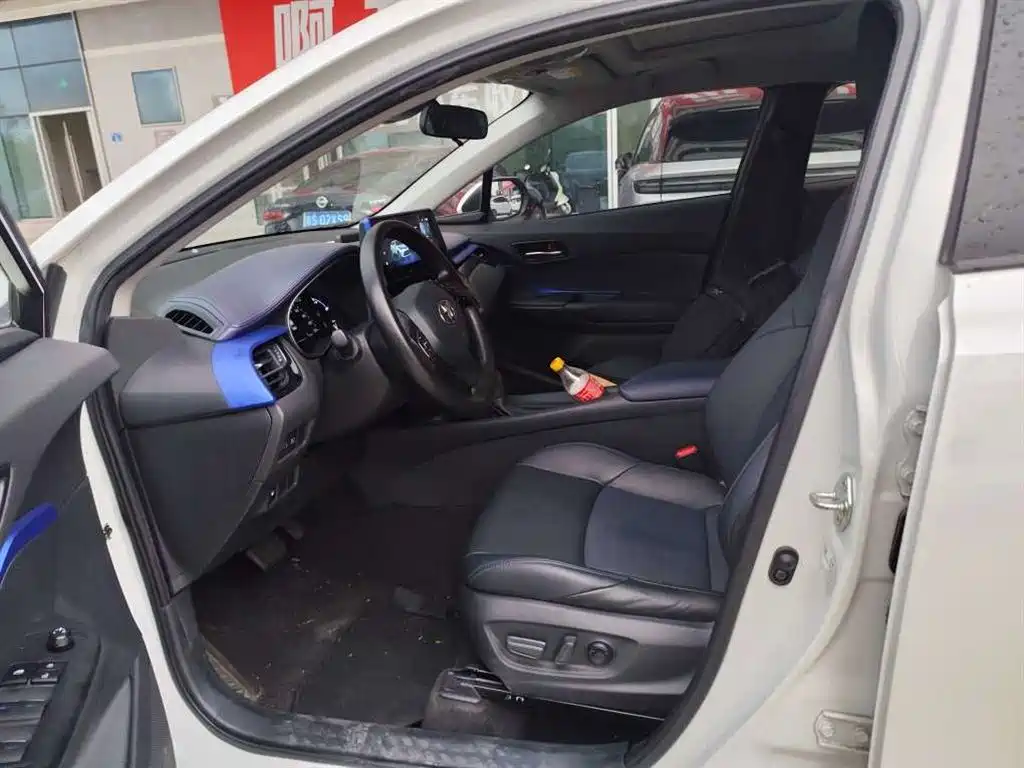 Toyota C-HR 2.0 L Leading