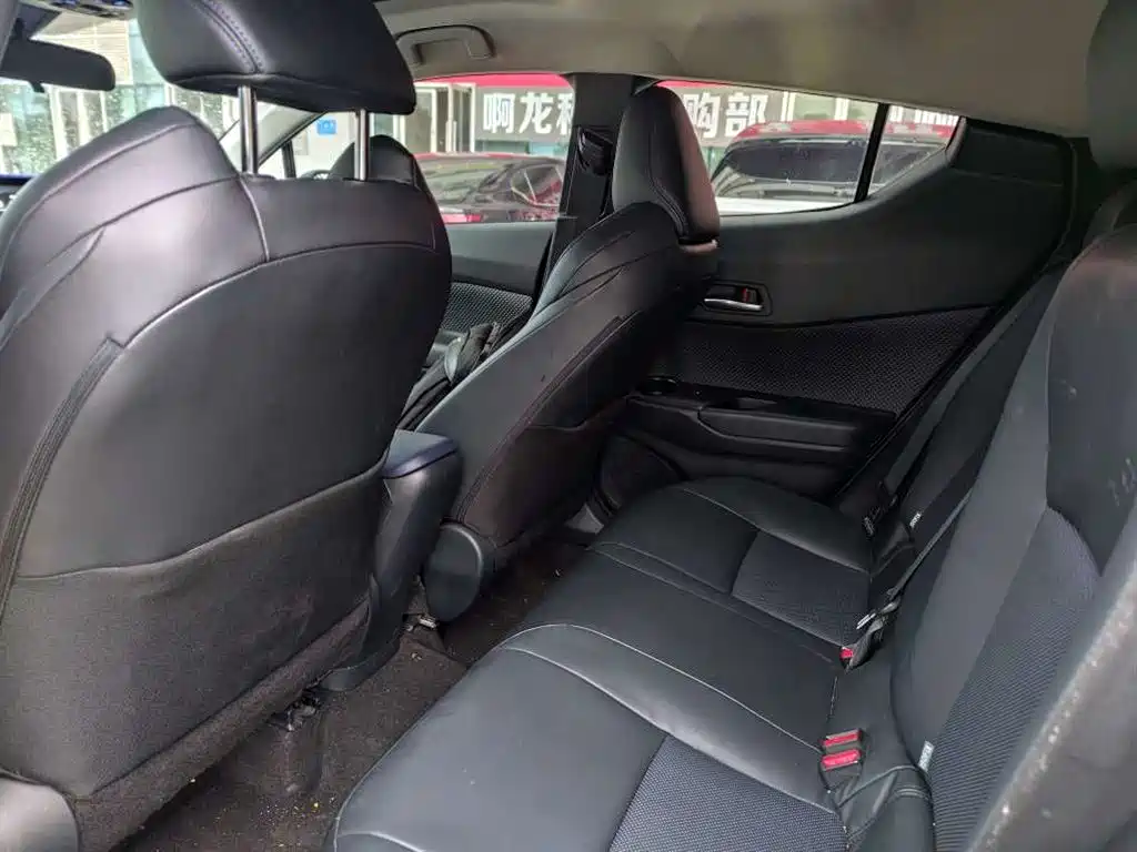 Toyota C-HR 2.0 L Leading