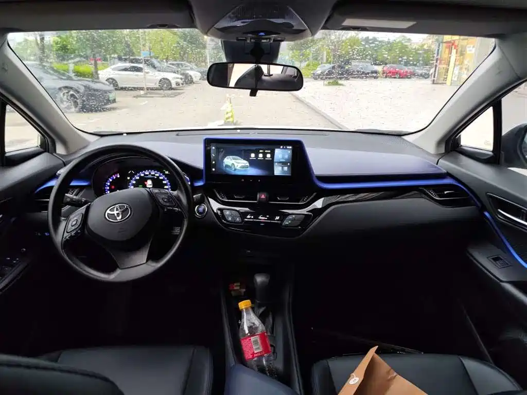 Toyota C-HR 2.0 L Leading