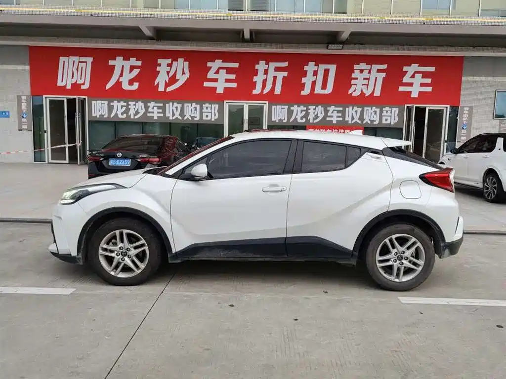 Toyota C-HR 2.0 L Leading