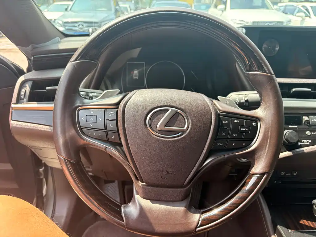 Lexus ES 200 Luxury CN-V