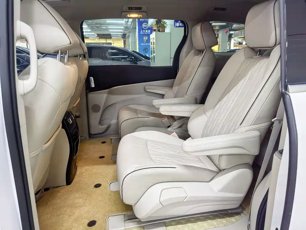 Buick GL8 Land Official Cabin 652 T Luxury