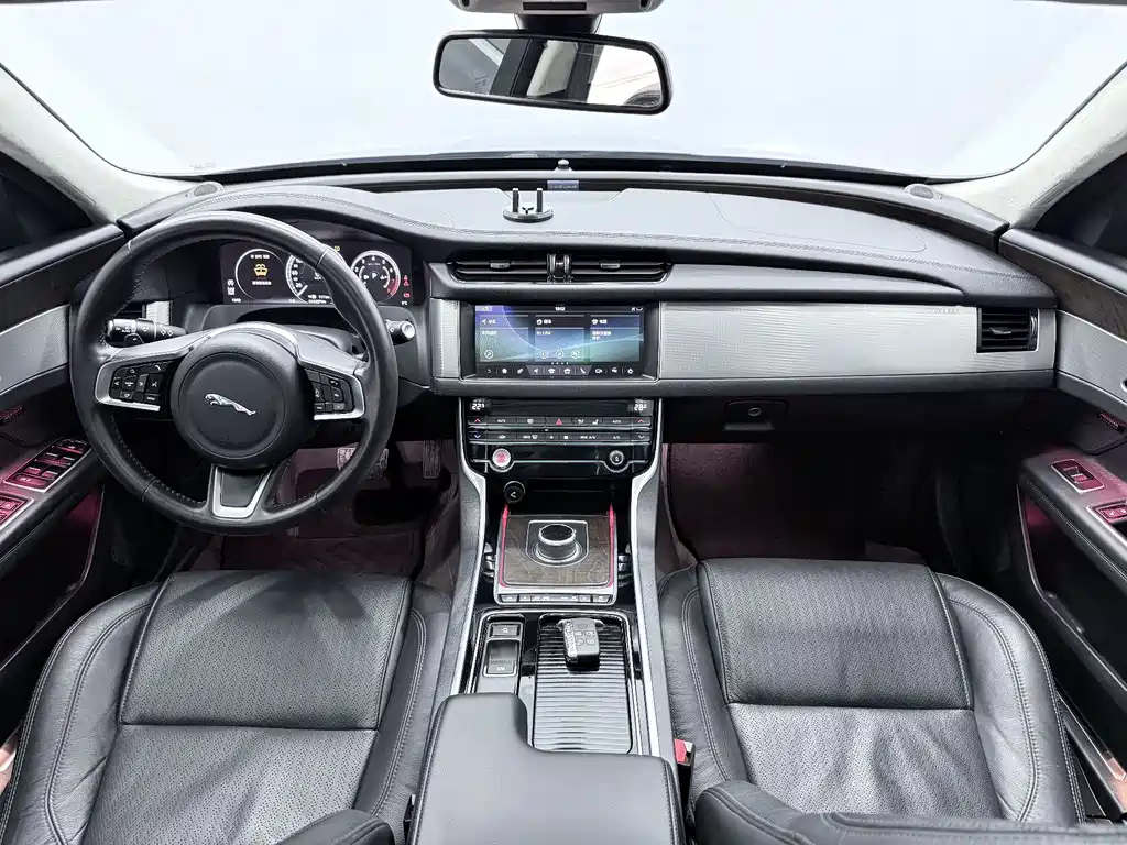 Jaguar XFL XFL 2.0 T P250 4 WD Premium