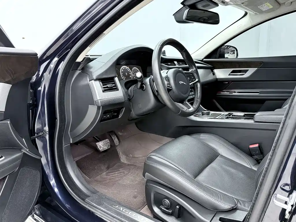 Jaguar XFL XFL 2.0 T P250 4 WD Premium